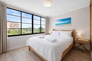 Iron/ironing board, WiFi, bed sheets - Convenient, Harbourside APT with parking & Views (Darling Point)