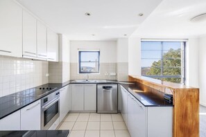 Coffee/tea maker, fridge, microwave, oven - Convenient, Harbourside APT with parking & Views (Darling Point)