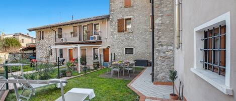 Familienapartment, 2 Schlafzimmer, Terrasse (Toscolano Olive House) | Speisen im Freien