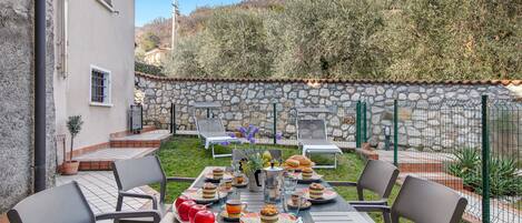 Familienapartment, Mehrere Schlafzimmer (Toscolano Olive House) | Speisen im Freien