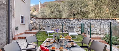 Appartement familial, 2 chambres, terrasse (Toscolano Olive House) | Restauration en plein air