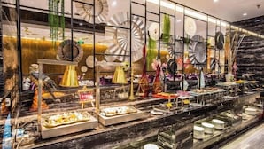 Un área de bufé con diversos alimentos y elementos decorativos.