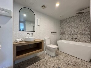 Douche, sèche-cheveux, serviettes fournies, shampoing
