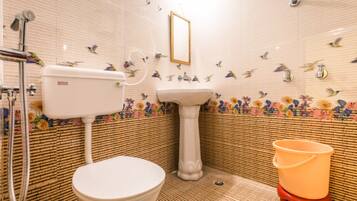 Kamar Double Deluks, pemandangan bukit | Kamar mandi | Shower, perlengkapan mandi gratis, dan handuk