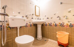 Deluxe tweepersoonskamer, uitzicht op heuvels | Badkamer