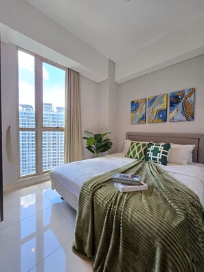 Apartment, 2 Bedrooms, City View | Meja, seterika/papan seterika, Wi-fi percuma 