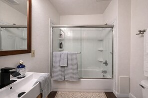 Unclassified image, 4 of 6, button - Walkable Camas Upper Unit—Near Downtown & Lake (Camas)