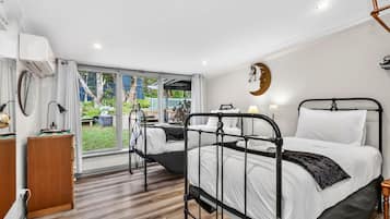 2 bedrooms, desk, iron/ironing board, WiFi