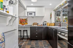 Fridge, microwave, oven, stovetop - KW Hacienda Escape, Wildlife, Private Retreat (Crafers West)