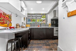 Fridge, microwave, oven, stovetop - KW Hacienda Escape, Wildlife, Private Retreat (Crafers West)