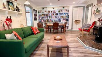 Televisio, takka, kirjoja