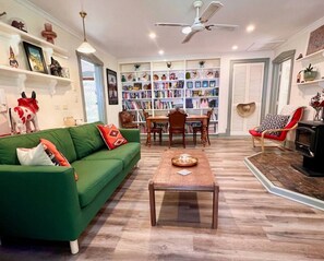 Televisio, takka, kirjoja