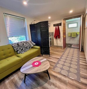 Televisio, takka, kirjoja