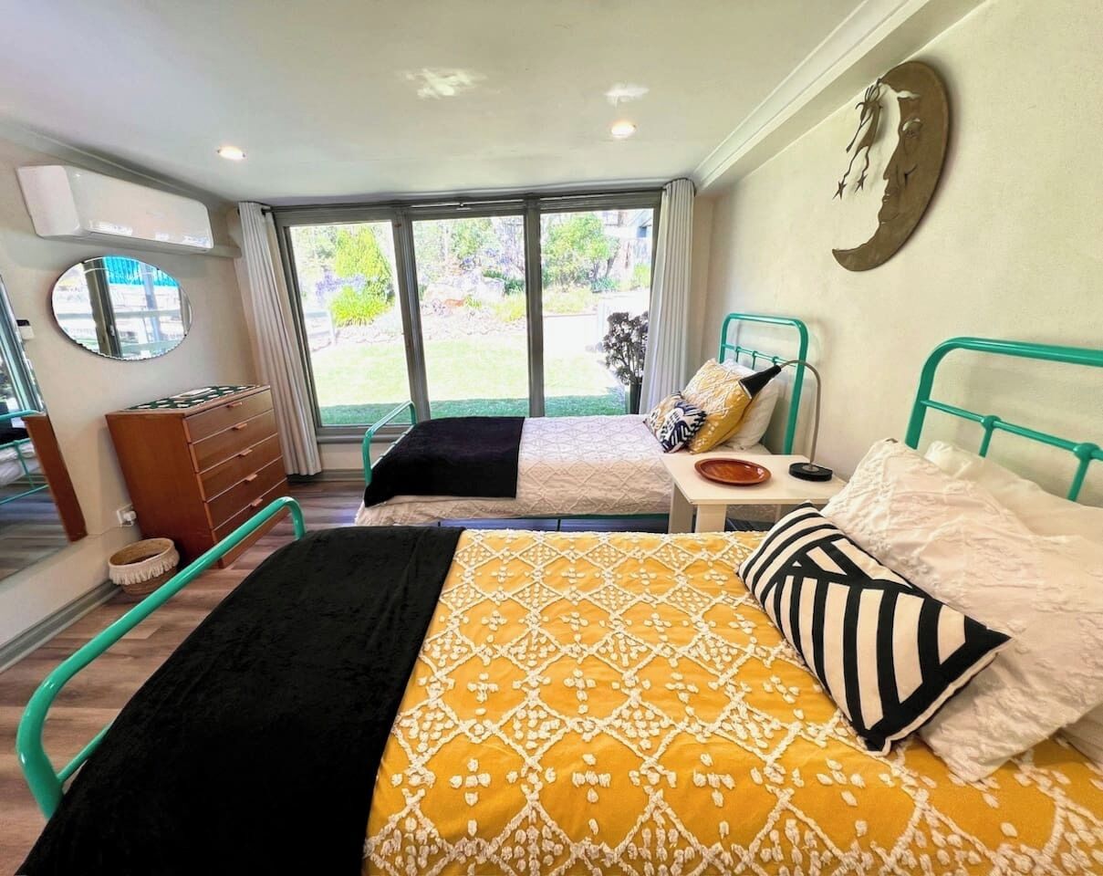 Työpöytä, silitysrauta/-lauta, Wi-Fi, vuodevaatteet