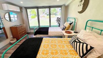 Työpöytä, silitysrauta/-lauta, Wi-Fi, vuodevaatteet