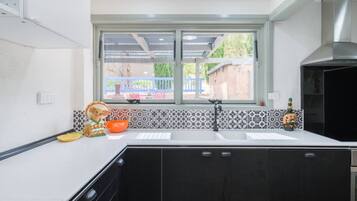 Een koelkast, een microgolfoven, een oven, een kookplaat