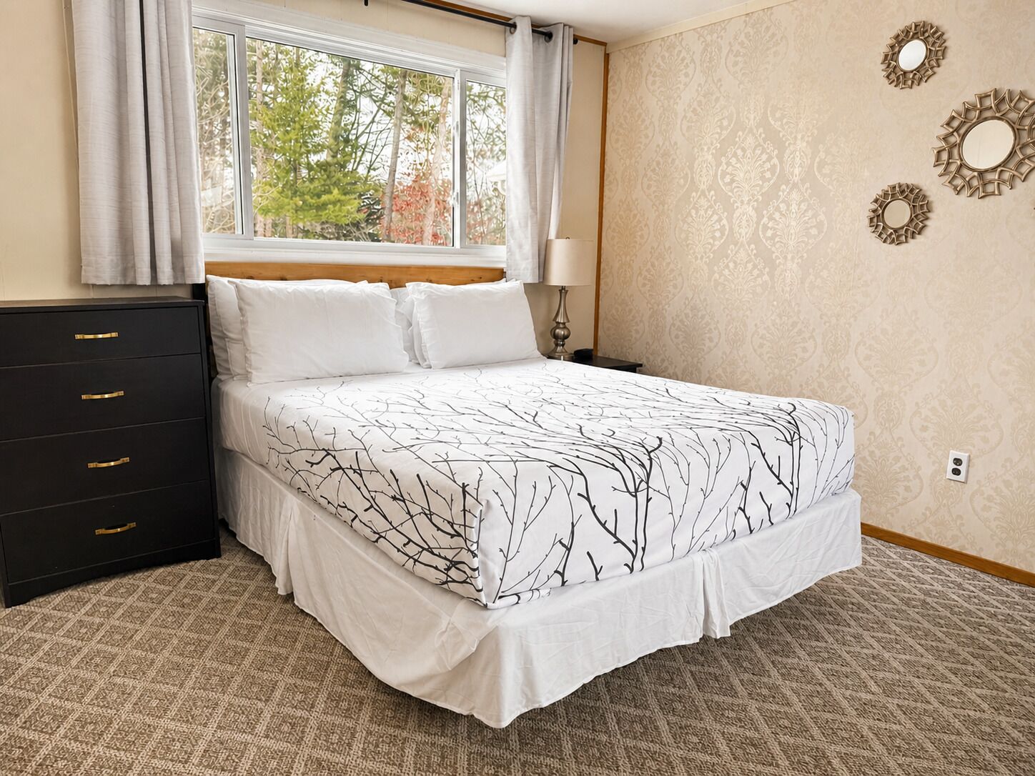 Suite, 1 queensize-seng, bassengutsikt | Wi-fi (inkludert)