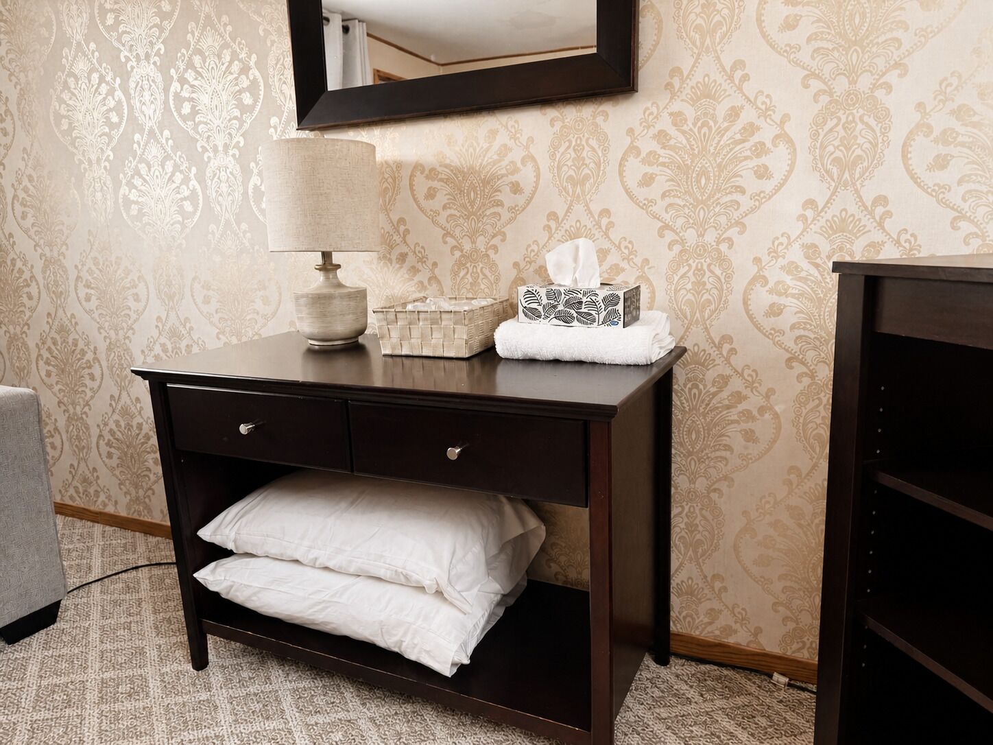 Suite, 1 Queen Bed, Pool View | Interior
