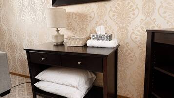 Suite, 1 Queen Bed, Pool View | Interior