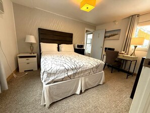 Rom, 1 queensize-seng, bassengutsikt | Wi-fi (inkludert)