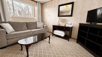 Suite, 1 Queen Bed, Pool View | Living area