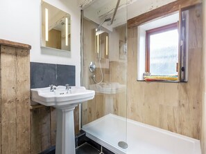 Bathroom - 2 bedroom accommodation in Marhamchurch, near Bude (Marhamchurch, near Bude)
