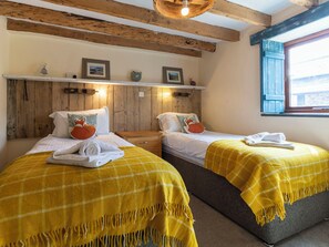 3 bedrooms, free WiFi - 3 bedroom accommodation in Marhamchurch, near Bude (Marhamchurch, near Bude)