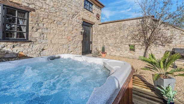 Ein Gebäude aus Stein mit einer Badewanne im Vordergrund.