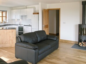 TV, fireplace - 3 bedroom accommodation in Shebbear, near Beaworthy (Shebbear, near Beaworthy)