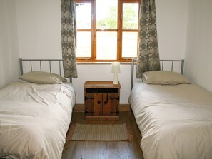3 bedrooms, free WiFi - 3 bedroom accommodation in Shebbear, near Beaworthy (Shebbear, near Beaworthy)