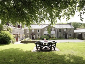 Outdoor dining - 2 bedroom accommodation in Plas Cilybebyll, near Pontardawe (Plas Cilybebyll, near Pontardawe)