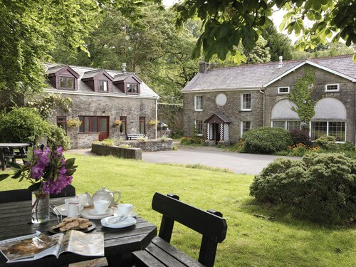 2 bedroom accommodation in Plas Cilybebyll, near Pontardawe