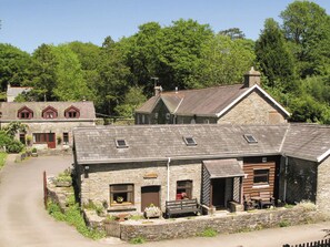 Exterior - 1 bedroom accommodation in Plas Cilybebyll, near Pontardawe (Plas Cilybebyll, near Pontardawe)