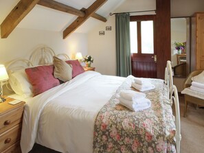 2 bedrooms, free WiFi - 2 bedroom accommodation in Plas Cilybebyll, near Pontardawe (Plas Cilybebyll, near Pontardawe)