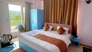 Une chambre avec un lit, une armoire, une chaise et une vue sur la verdure.