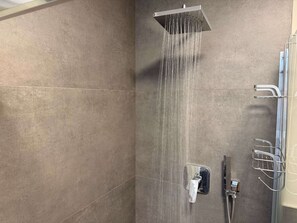 Hårføner, bidé, håndklær og såpe