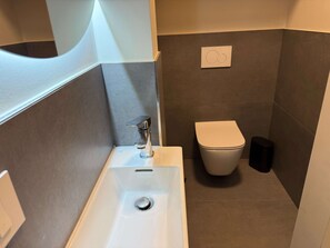 Hårføner, bidé, håndklær og såpe