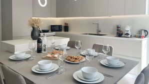 Eine moderne Küche mit Essbereich, gedeckt für eine Mahlzeit.