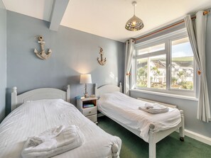 2 bedrooms, free WiFi - Superb sea views from a ground floor apartment, set in tranquil grounds. (Seaton)