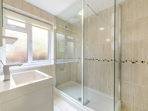 Bathroom - Superb sea views from a ground floor apartment, set in tranquil grounds. (Seaton)