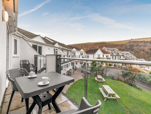 Outdoor dining - A first floor apartment with sea views from the balcony. (Seaton)