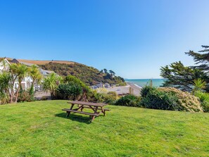 Outdoor dining - 1 bedroom accommodation in Seaton (Seaton)