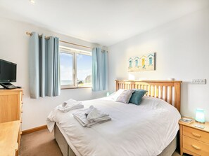 2 bedrooms, free WiFi - A contemporary house in a peaceful setting, with superb views over the sea. (Seaton)