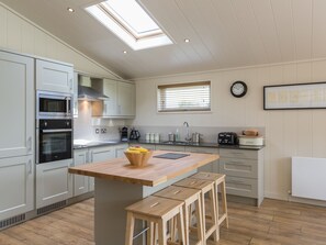 Dishwasher, high chair - 2 bedroom accommodation in Hassocks (Hassocks)