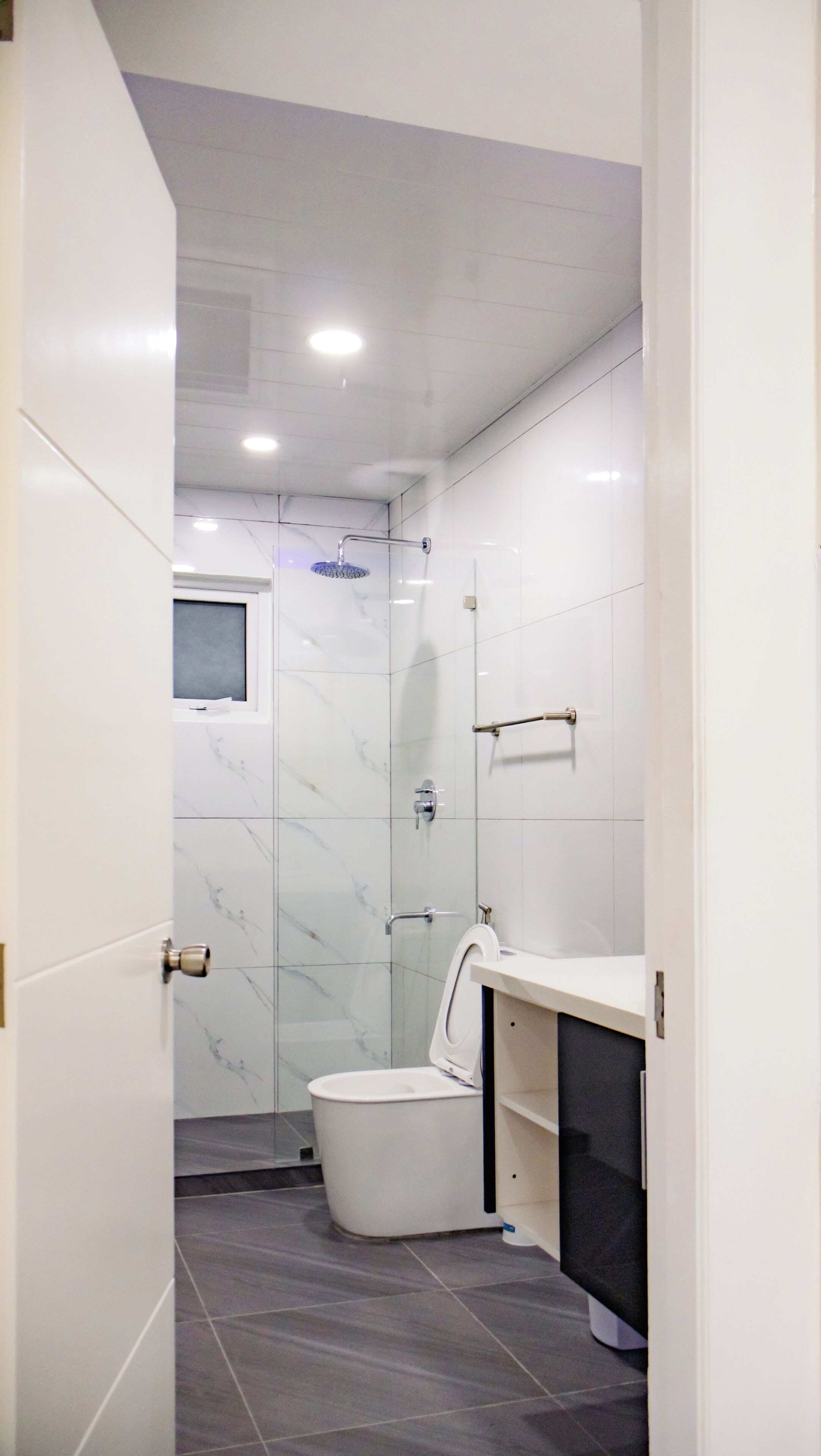 Douche, douche à « effet pluie », articles de toilette gratuits