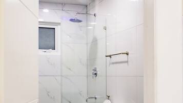 Douche, douche à « effet pluie », articles de toilette gratuits