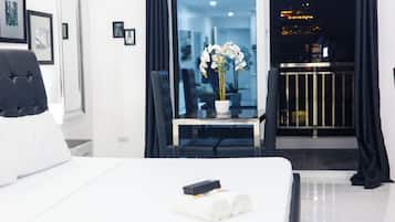 Condo Standard, 1 très grand lit, balcon, vue sur la ville | Coffre-fort, accès au Wi-Fi (inclus)