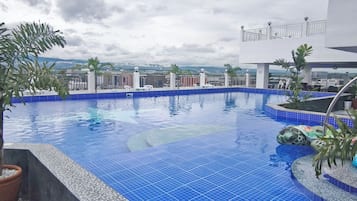 2 piscines extérieures
