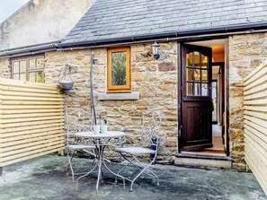 Outdoor dining - 4 lovely Cottages situated in the beautiful Derbyshire village of Barlow. (Barlow near Bakewell)