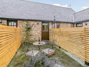 Outdoor dining - Mill Farm Cottages - Kingfisher (Barlow near Bakewell)